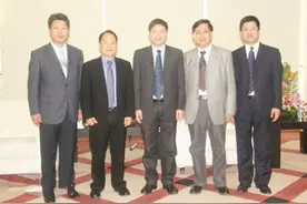 2016年，张学良长孙张居信与郭松龄后人拥抱，一笑泯恩仇图片