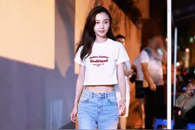 Angelababy下班被偶遇，穿短T故意露一截腰，瘦出腹肌太明显图片