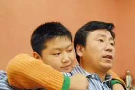 白岩松培养出学霸儿子，育儿方式被称赞，一定要让孩子吃这2种苦图片