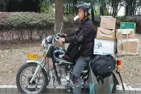 故事：快递员撞死只鸡，村民说鸡生蛋蛋生鸡赔一千，他摘下头盔村民傻了图片