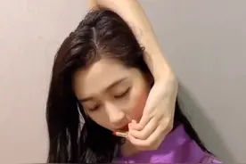 反手涂口红挑战：晓彤欢喜沈腾愁，网友质疑：就不能正常涂吗？图片