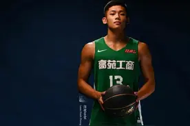 腹肌篮球体育生，浓浓的青春狂野和汗水味道!图片