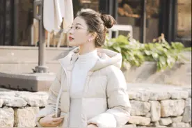 冬季穿羽绒服别总选黑色，试试这几个"亮色款"，时髦洋气还减龄图片