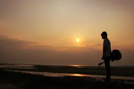 男人非常想念你，不会频繁联系，而是主动做好以下4件事图片