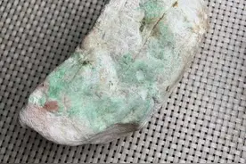 木那牌子色料，翻砂细腻，皮壳紧致，品相完整，一面色莽缠绕图片
