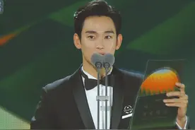 金秀贤终于现身了！一袭正装亮相百想大赏，梳大背头颜值帅回巅峰图片