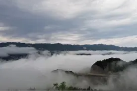 男子与姑父同去做木工项目，姑父坐火车回来，男子却徒步而归图片
