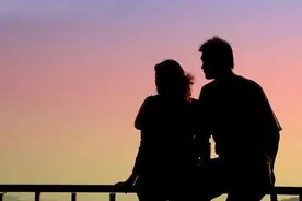 80岁老夫妻自述：两个儿子硬拆开我们养老，一家养一个，含泪答应图片