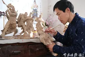 20多年与刻刀“缠绵”！宁波这位草根工匠要用十年雕刻水泊梁山108将图片