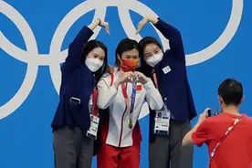 郭晶晶追星！三代跳水女神比心合影，施廷懋夺冠分数仍不如偶像图片