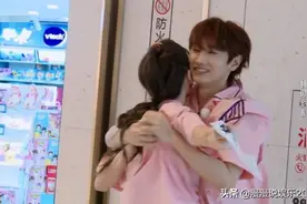 李晨有撕名牌瘾？家里收藏所有撕过的嘉宾名牌，两个名字引回忆图片