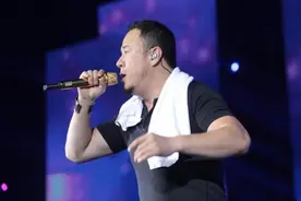 网友吐槽杨坤义乌演唱会，门票售价800，仅唱几首歌就开始卖货图片
