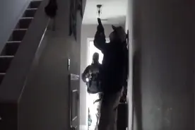 美国疫情"吹哨人"被抄家：警察武装突袭住所，拿枪指着孩子的脸图片
