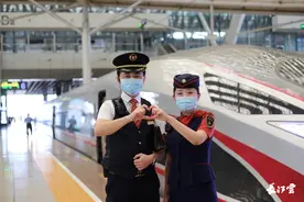 90后夫妻列车长：最浪漫的事是在高铁上过个忙碌“520”图片