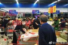 全国部分城市出现抢购：超市几百个推车不够用，有人一次买600斤大米图片
