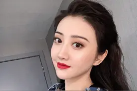 景甜不愧是“人间富贵花”，穿简单牛仔衣出镜，配红唇妆明艳动人图片