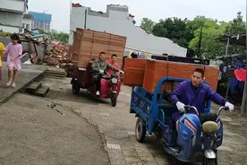 小蓝经开区金湖管理处：帮助拆迁户搬家图片