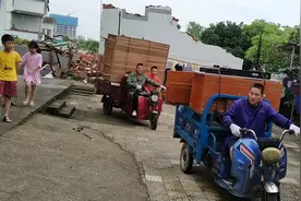 小蓝经开区金湖管理处：帮助拆迁户搬家图片