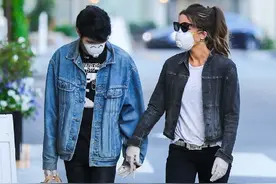 英国女神凯特和22岁男友现身，两人牛仔外套搭黑裤，情侣装既视感图片