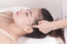 耳和髎穴：属手少阳三焦经，主要功效开窍利耳图片
