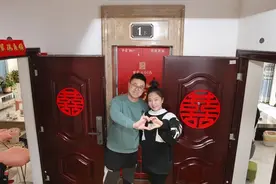 真“门当户对”！新婚夫妻是门对门邻居，回娘家只用2秒图片