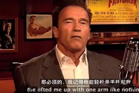 张伯伦身体天赋有多强？两根手指抓起篮球，双手举起成年男子如玩图片