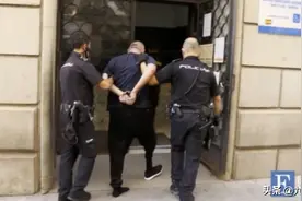 西班牙一劫匪抢劫银行时假肢脱落，迅速被捕图片