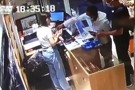 山东2男子欲用百元假钞买真烟，商店女老板面前飙演技被识破：还想糊弄我图片