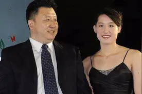 奥运冠军嫁大23岁教练，婚后不久怀孕，教练年过半百还想生二胎视频封面