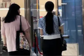 网友偶遇范冰冰逛街，头发扎起来比旁人披肩还显多，发量令人羡慕图片
