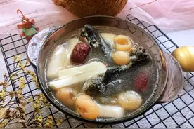 椰子是海南特色饮品，和乌鸡一起炖汤，口感清甜，学会做给家人吃图片