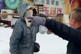 环卫工借铁锹给路人2分钟被辞退？环卫管理处：环卫工正常工作 涉事组长被辞退图片