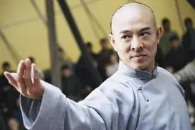 霍元甲向慈禧保镖挑战，踢完2脚后，便抱拳拱手认输图片