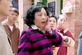 女子和男友在家，前夫的妻子在门外骂她，她的小男友上去就一巴掌视频封面
