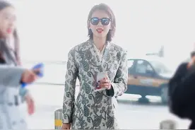 刘涛同框秦海璐！卫衣搭金耳环真美，林峯娇妻穿破洞裤长腿似超模图片