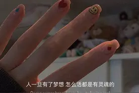 文案：因为有了人海，相遇才会显得那么的意外图片