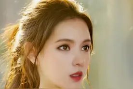 张予曦自称是家中最丑，看看她晒出全家福图片