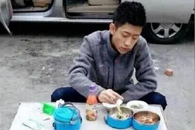 张一山片场吃饭引关注，不耍大牌有啥吃啥，“神还原”周星驰吴京图片