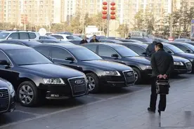 领导御用车升级，车头前格栅是亮点！网友：像不像监狱围栏？图片