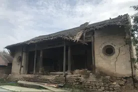 山西临汾乡村有座清朝古戏台，墙面上写满标语口号，有伤心的事图片