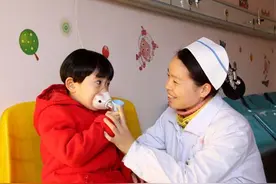孩子肺炎做雾化说太累躺下来，差点酿成大错，雾化要注意什么？图片