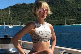 特朗普前妻海边练瑜伽好性感！55岁都像少女，难怪特朗普为她离婚图片
