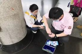 女子晕眩撞得头被血流 地铁人紧急救助图片