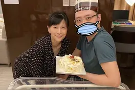 Papi酱产后首晒全家福，素颜出镜脸色蜡黄老10岁，吐槽坐月子太累图片