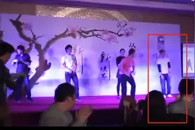 霍建华在唐人年会上的跳舞！看完网友：有胡歌在，华哥就是最嗨的图片