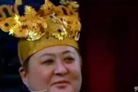 大妈头戴凤冠去鉴宝，专家怒斥：赶紧给我摘下来图片