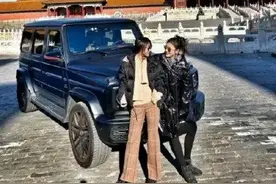 她因开大奔进故宫而成名，曾有考试作弊“前科”，网友：情商太低图片