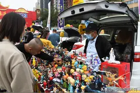 重庆：“后备箱集市”吸引市民图片