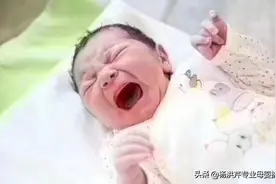 新生儿为什么经常使劲拧巴？图片
