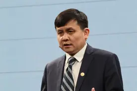 张文宏又出金句：前浪、后浪都是一个浪，是社会的中坚力量图片